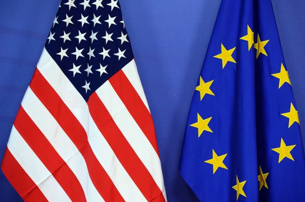 美国国旗和欧盟盟旗（法新社资料图片）