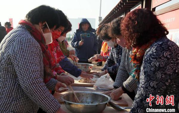 村民们在节日当天包饺子。　姜乾 摄