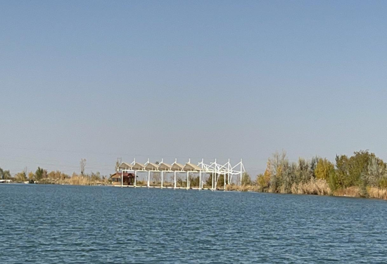 2023年11月1日，督察组拍摄到弱水花海景区建有人工湖及水上游乐设施。（中央第四生态环境保护督察组供图）