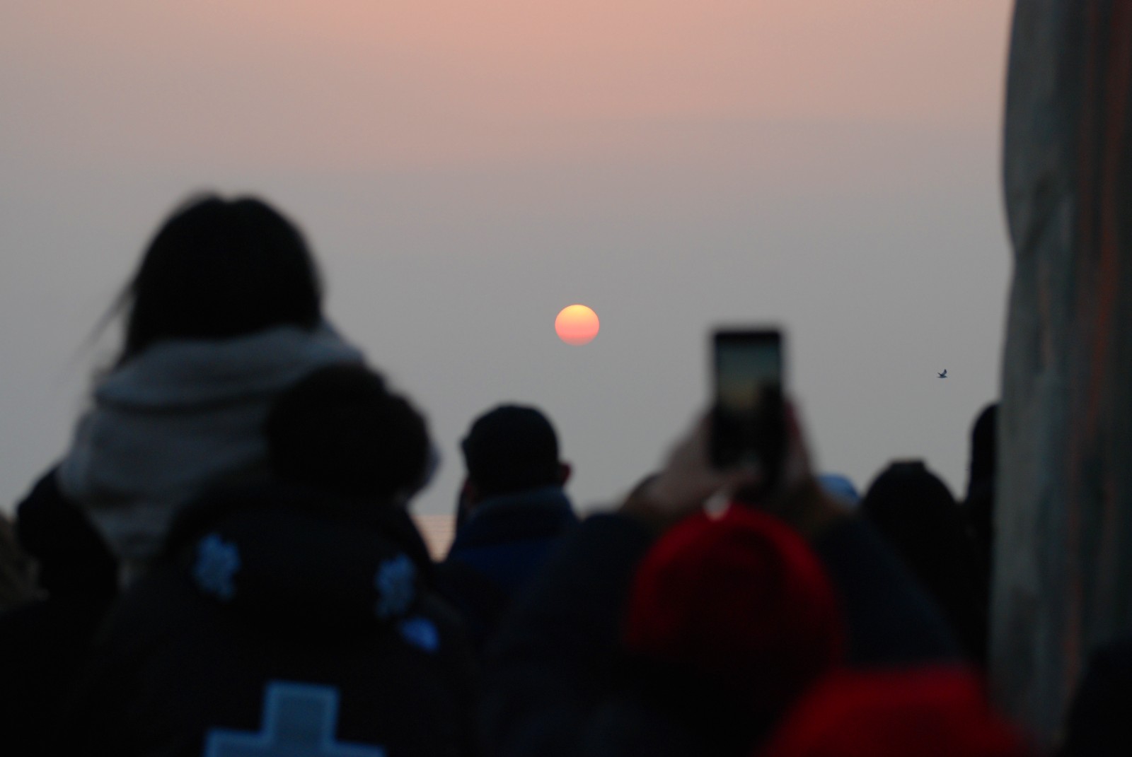 津滨海讯（记者 戈荣喜 摄影报道）1月1日，在“津门第一缕曙光”升起的地方——大神堂，来自北京、天津、河北、山西、甘肃、辽宁、河南等地的游客纷至沓来，看日出、观海景，喜迎2024年元旦的到来。  

当2024年的第一缕阳光升起的时候，现场游客纷纷拿起手机相机记录下新年第一天的美妙瞬间。